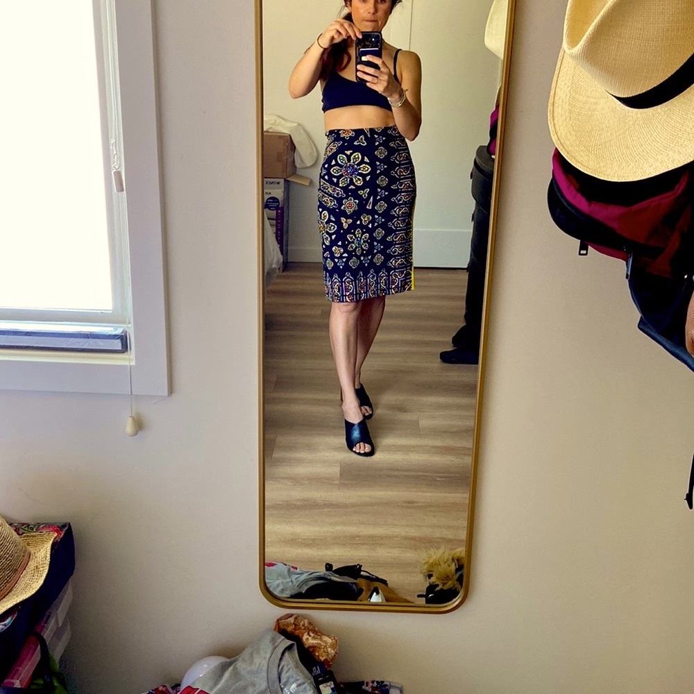Gorgeous Nicole Miller collection silk sheath skirt